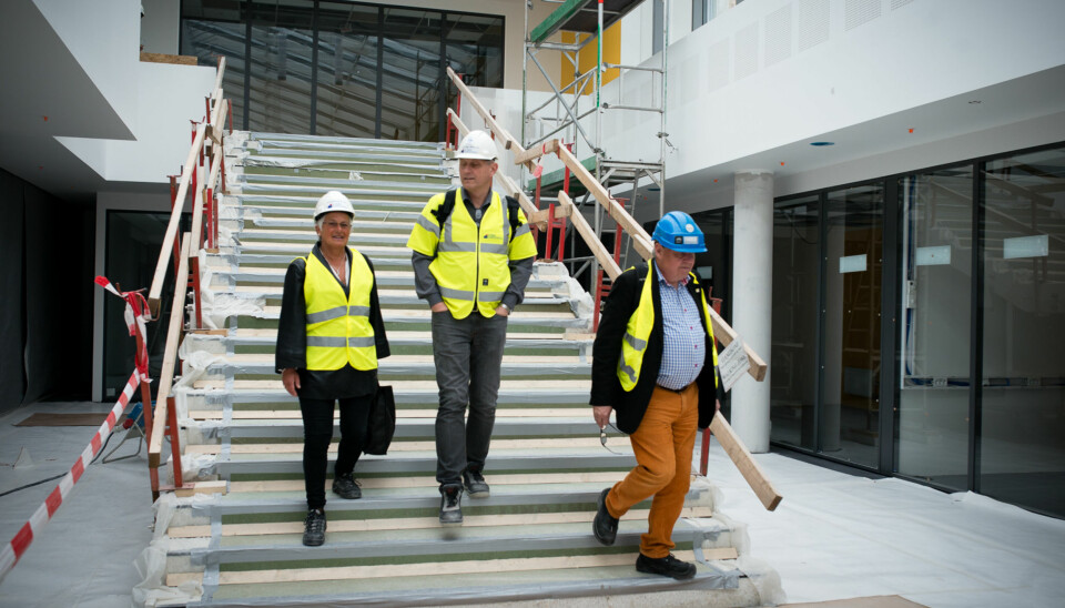 En stor bred, trapp går sentralt gjennom Kunnskapssenteret. Olgunn Ransedokken (t.v.), Tor Gustav Hovland og Vidar Holum sjekker forholdene. Foto: Skjalg Bøhmer Vold