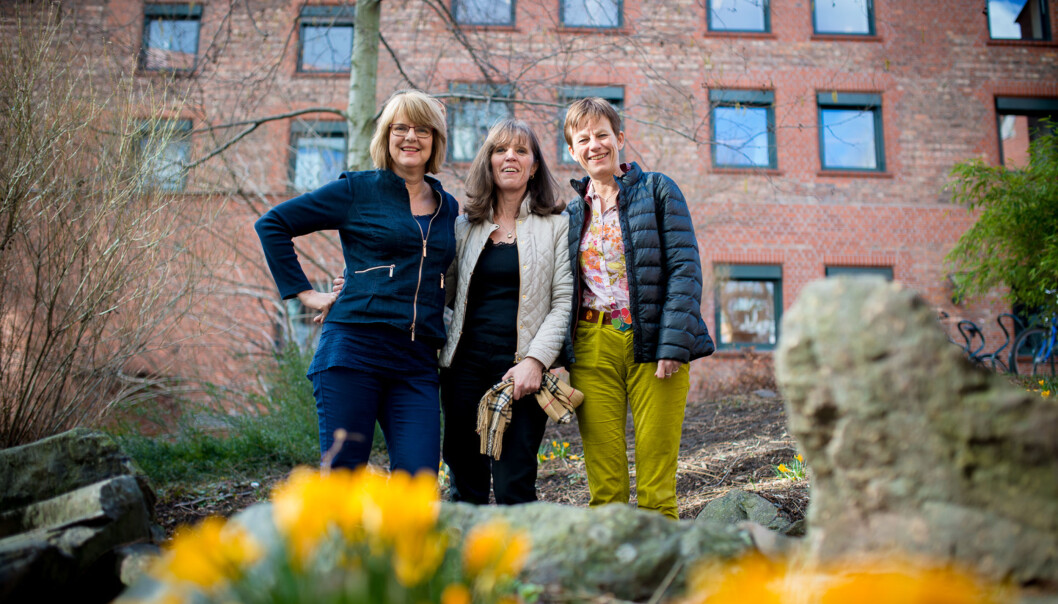 Unni Sveen (t.v.) og Ingvild Kjeken (t.h) skal dele på jobben som landets første professor i ergoterapi. Instituttleder Mona Dahl (i midten) kaller det en historisk begivenhet. Foto: Skjalg Bøhmer Vold Unni Sveen (t.v.) og Ingvild Kjeken (t.h) skal dele på jobben som landets første professor i ergoterapi. Instituttleder Mona Dahl (i midten) kaller det en historisk begivenhet. Foto: Skjalg Bøhmer Vold