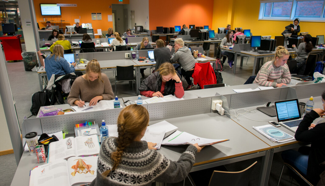 Man må være tidlig på’n for å få lesesalsplass på høgskolen i eksamenstida. Foto: Skjalg Bøhmer Vold Man må være tidlig på’n for å få lesesalsplass på høgskolen i eksamenstida. Foto: Skjalg Bøhmer Vold