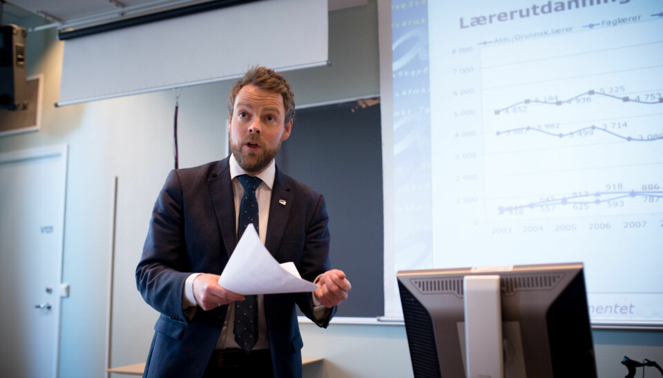 Torbjørn Røe Isaksen da han presenterte søkertallene for høyere utdanning 2014 i april. Foto: Skjalg Bøhmer Vold
