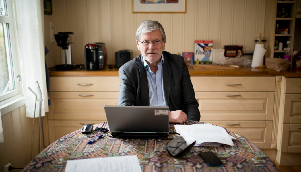 Anders Breidlid er kritisk til rangeringslister over vitenskapelig publisering, selv om han er på topp på høgskolens liste over publikasjonspoeng i 2013. Her er han i arbeid hjemme på kjøkkenet.