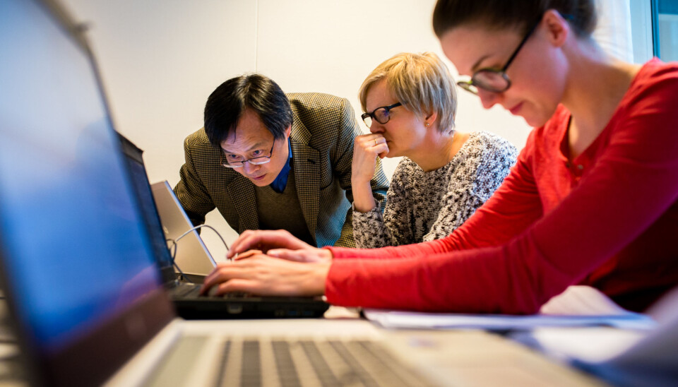 PhD-studentene Kjersti Granås Bardal og Lisa Assmann får hjelp av professor Ruey Tsay med avanserte tidsserieanalyser.