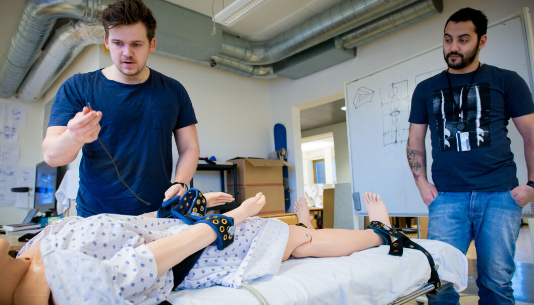 — Vi ønsker å gjøre det tryggere og enklere for psykiatriske pasienter å bli lagt i reimer, forteller bachelorstudent i produktdesign Anders Aannestad. Han jobber sammen med Nima Shahinian med å utvikle et nytt system for å spenne fast psykiatriske pasienter. Foto: Skjalg Bøhmer Vold — Vi ønsker å gjøre det tryggere og enklere for psykiatriske pasienter å bli lagt i reimer, forteller bachelorstudent i produktdesign Anders Aannestad. Han jobber sammen med Nima Shahinian med å utvikle et nytt system for å spenne fast psykiatriske pasienter. Foto: Skjalg Bøhmer Vold