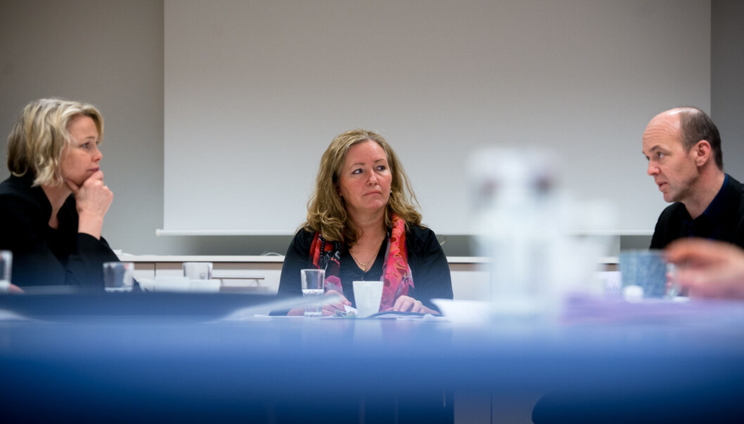 Første møte med NIFU: Rektor og styreleder Kari Toverud Jensen og høgskoledirektør Ann Elisabeth Wedø i samtale med assisterende direktør på Nordisk institutt for studier av innovasjon, forskning og utdanning (NIFU), Kyrre Lekve. Foto: Skjalg Bøhmer Vold Første møte med NIFU: Rektor og styreleder Kari Toverud Jensen og høgskoledirektør Ann Elisabeth Wedø i samtale med assisterende direktør på Nordisk institutt for studier av innovasjon, forskning og utdanning (NIFU), Kyrre Lekve. Foto: Skjalg Bøhmer Vold