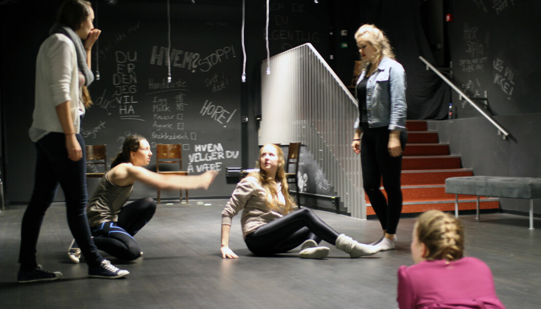 Dramastudentene samarbeider om regien på «Syk ungdom». Foto: Nora Hvistendal Evensmo