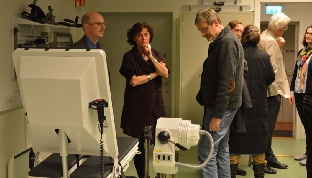 Flere fakultet og institutt samarbeider om det nye laboratoriet for bevegelse på høgskolen. Instituttlederne Roger Holm og Hege Bentzen studerer apparatur sammen med dekan Petter Øyan. Foto: Eva Tønnessen Flere fakultet og institutt samarbeider om det nye laboratoriet for bevegelse på høgskolen. Instituttlederne Roger Holm og Hege Bentzen studerer apparatur sammen med dekan Petter Øyan. Foto: Eva Tønnessen