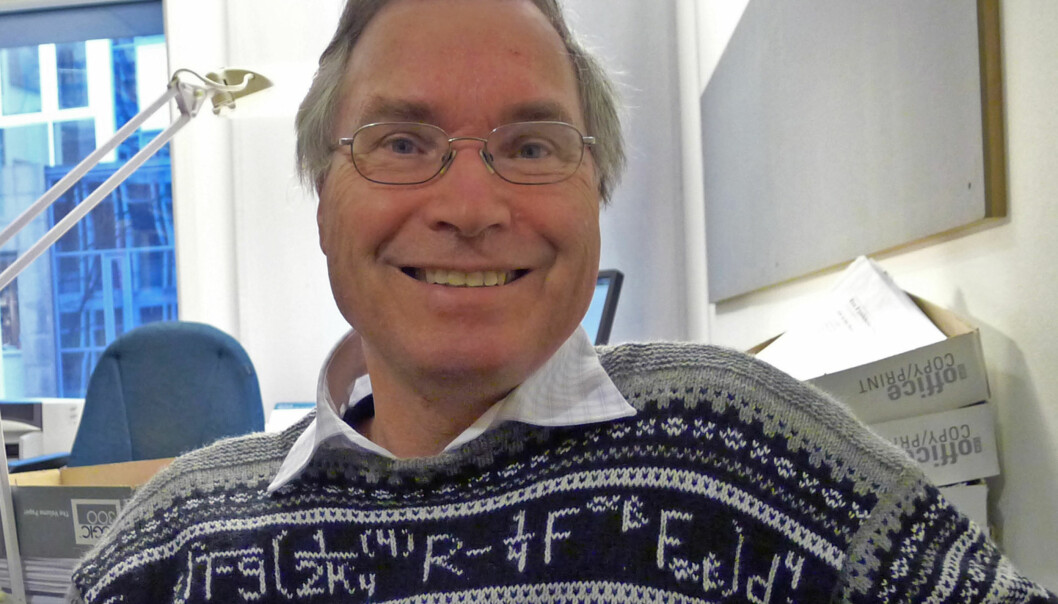 Professor Øyvind Grøn fyller 70 år 11. mars. På genseren, som er strikket av Inga Hanne Dokka, står de mest avanserte ligningene i relativitetsteorikurset hans. Det finnes bare ett eksemplar av genseren, og bare én Øyvind Grøn. Foto: Olav Johan Øye