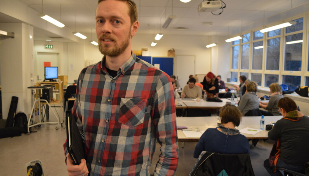 Peter Haakonsen er veldig fornøyd med utbytte av nettbrettprosjektet for sine studenter. Foto: Eva Tønnessen Peter Haakonsen er veldig fornøyd med utbytte av nettbrettprosjektet for sine studenter. Foto: Eva Tønnessen