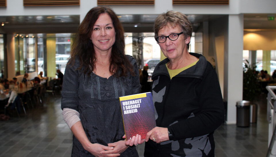 Signe Ylvisaker og Anbjørg Ohnstad er to av tre redaktører bak boken <>. Forlaget forteller om gode salgstall på kort tid. Foto: Nora Hvistendal Evensmo