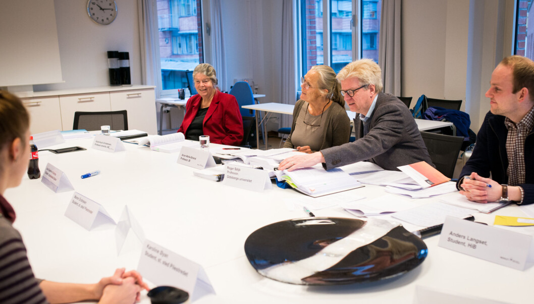 Her er NOKUTs komitè som har evaluert kvalitetssikringssystemet ved Høgskolen i Oslo og Akershus, på deres første møte med høgskolen i februar i år. Professor Roger Säljö (med briller) har ledet NOKUTs sakkyndige komite som gir HiOA stryk på kvalitetsarbeidet. Foto: Skjalg Bøhmer Vold Her er NOKUTs komitè som har evaluert kvalitetssikringssystemet ved Høgskolen i Oslo og Akershus, på deres første møte med høgskolen i februar i år. Professor Roger Säljö (med briller) har ledet NOKUTs sakkyndige komite som gir HiOA stryk på kvalitetsarbeidet. Foto: Skjalg Bøhmer Vold