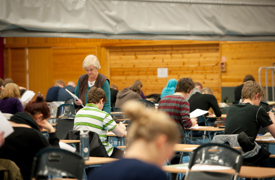 Nå må BI-studenter ta eksamen med penn og papir. Foto: Skjalg Bøhmer Vold