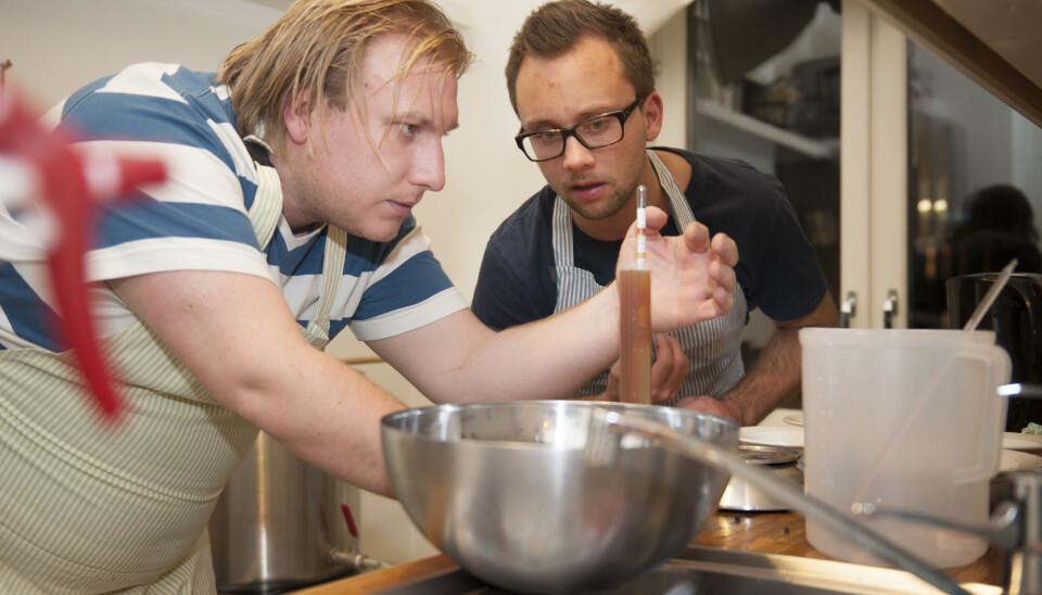 Christopher Norderhaug og Øystein Fimland i intens konsentrasjon under ølbrygging. Etter 20 år skal det igjen brygges øl på det tidligere Frydenlund-bryggeriet som i dag er campus for Høgskolen i Oslo og Akershus. Foto: Frøydis Urbye