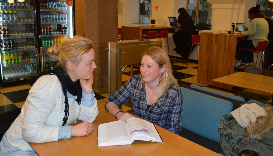 Guri Kringstad (til venstre) og Pia Nygård studerer til barnehagelærer på deltid. I likhet med det store flertall av norske studenter er de i all hovedsak fornøyd med studietilbudet sitt. Foto: Eira Lie Jor Guri Kringstad (til venstre) og Pia Nygård studerer til barnehagelærer på deltid. I likhet med det store flertall av norske studenter er de i all hovedsak fornøyd med studietilbudet sitt. Foto: Eira Lie Jor