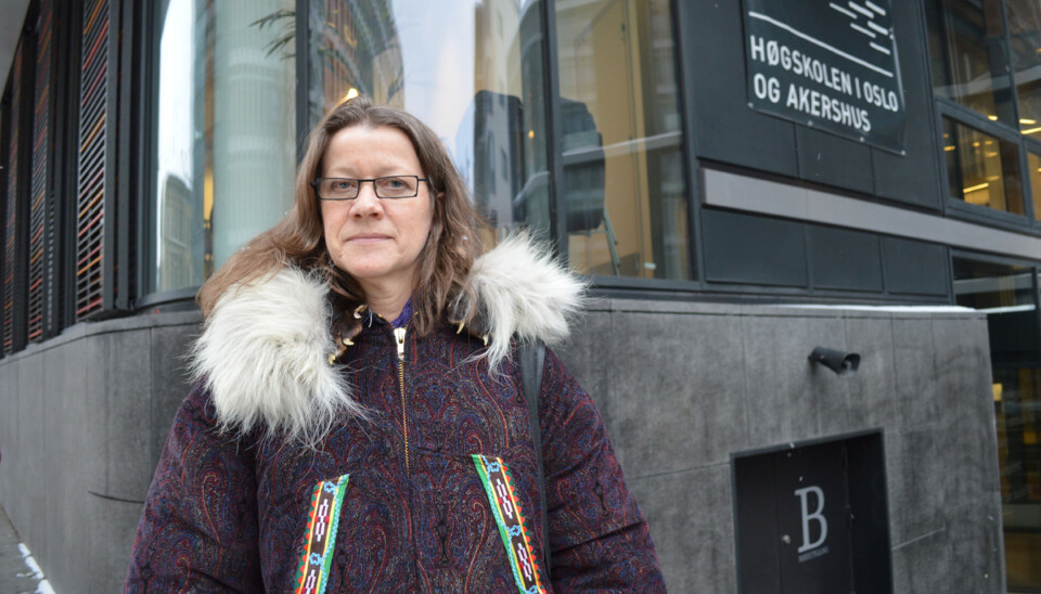 Janne Reitan bærer på seg et element fra sitt doktorgradsarbeid når vi treffer henne for å snakke om kunstfaglig arbeid og publisering. Foto: Eva Tønnessen