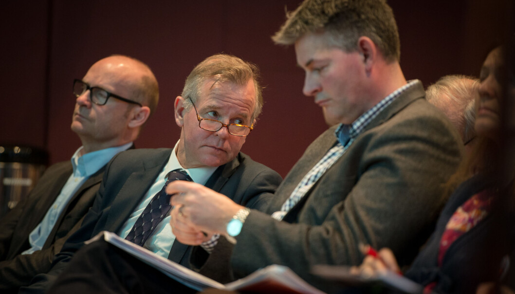 — Det forundrer meg at universiteter og høgskoler automatisk får samme krav til effektiviseringskutt som de virksomhetene som driver ren administrativ virksomhet, sier rektor Ole Petter Ottersen (t.v.). Her sammen med statssekretær Bjørn Haugstad i Kunnskapsdepartmentet. Foto: Skjalg Bøhmer Vold — Det forundrer meg at universiteter og høgskoler automatisk får samme krav til effektiviseringskutt som de virksomhetene som driver ren administrativ virksomhet, sier rektor Ole Petter Ottersen (t.v.). Her sammen med statssekretær Bjørn Haugstad i Kunnskapsdepartmentet. Foto: Skjalg Bøhmer Vold