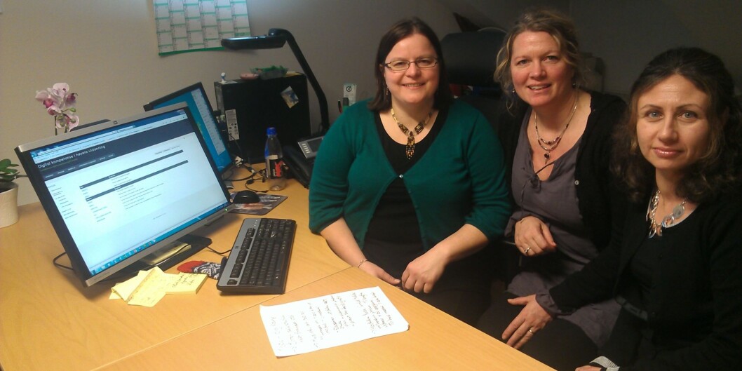 Vibeke Bjarnø, Tonje Hilde Giæver og Louise Mifsund står i spissen for det som blir høgskolens første <span class="caps">MOOC</span>, 30 studiepoengskurs i digital kompetanse beregnet på lærere og lærerstudenter. Foto: Eva Tønnessen Vibeke Bjarnø, Tonje Hilde Giæver og Louise Mifsund står i spissen for det som blir høgskolens første <span class="caps">MOOC</span>, 30 studiepoengskurs i digital kompetanse beregnet på lærere og lærerstudenter. Foto: Eva Tønnessen