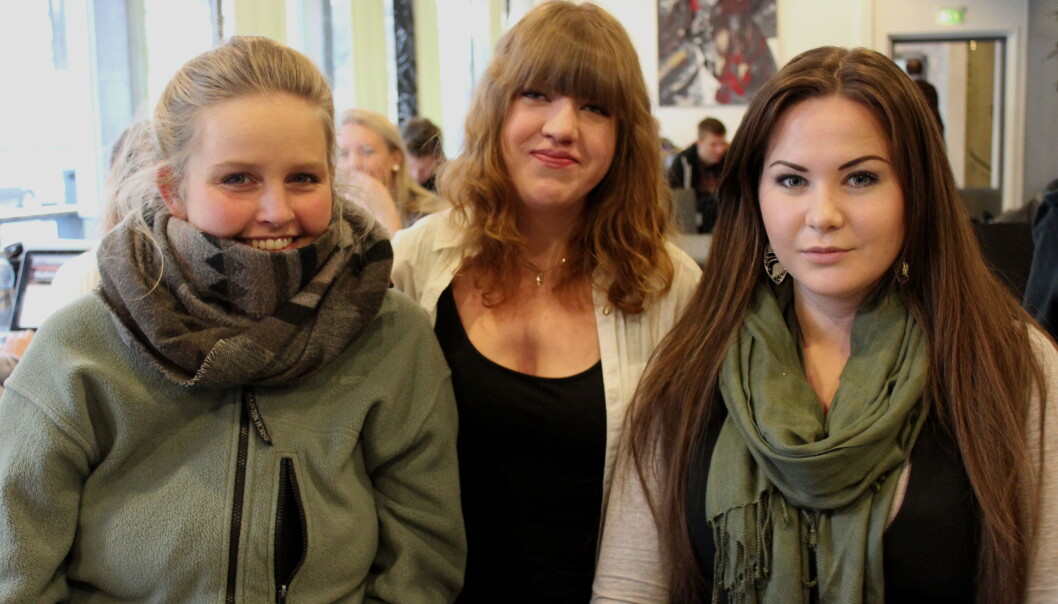 Iselin Alexandersen, Madeleine Andersen og Ingrid Marie Aale bruker kantinen som lesesal fordi de syns det er få steder man kan bruke til lesing i P35. Foto: Ingvild Ytre-Arne Fjelltveit Iselin Alexandersen, Madeleine Andersen og Ingrid Marie Aale bruker kantinen som lesesal fordi de syns det er få steder man kan bruke til lesing i P35. Foto: Ingvild Ytre-Arne Fjelltveit