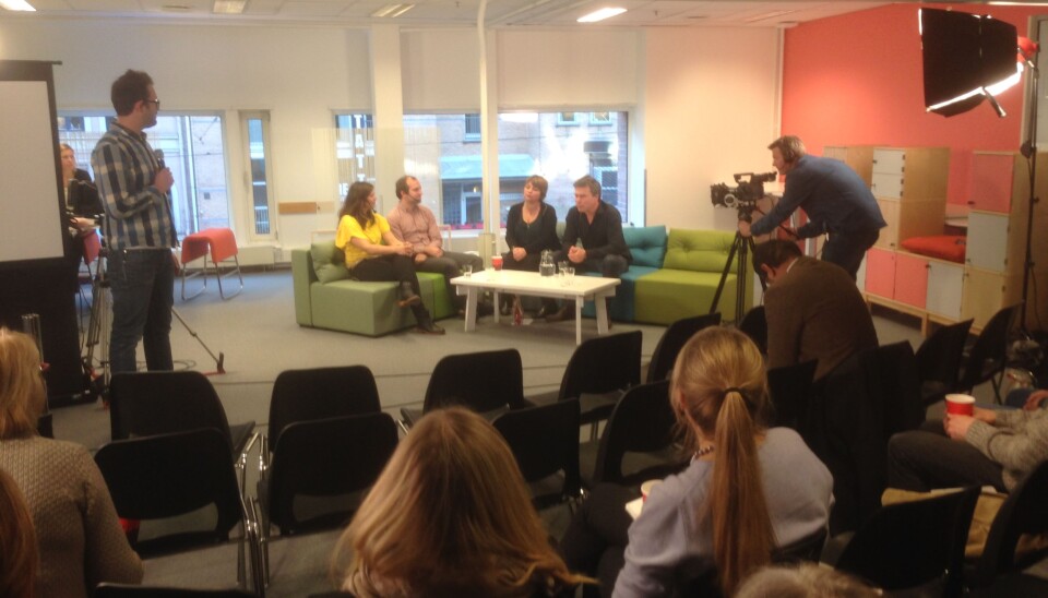 Hallvard Lavoll fra samfunnskontakt leder panelsamtale etter innledningene på dagens direktesendte frokost om forskningsformidling. Foto: Eva Tønnessen