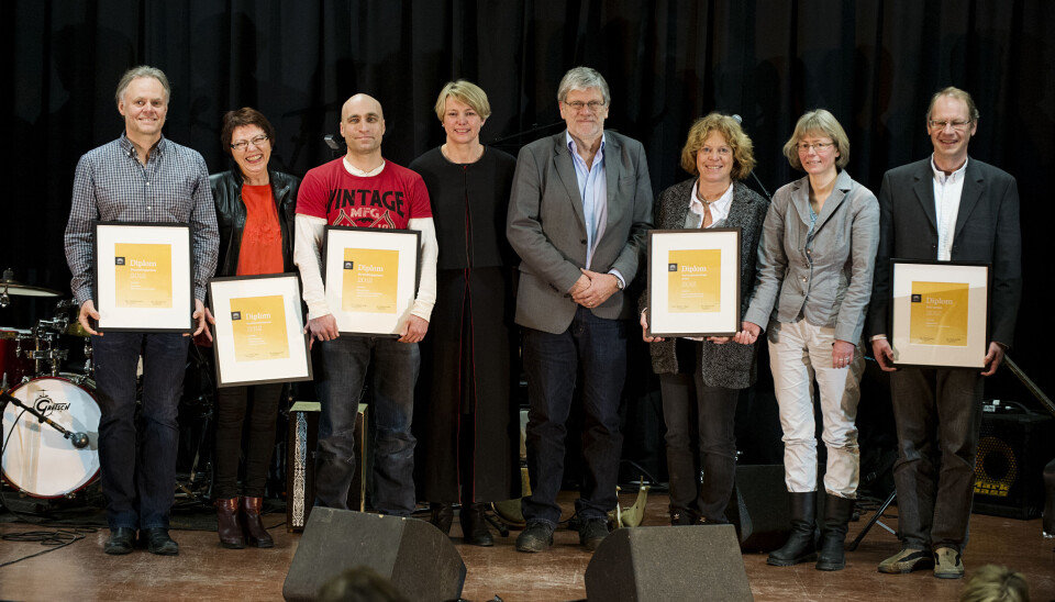 Her er vinnerne av de fire prisene for 2012, samlet på ett brett med rektor Kari Toverud Jensen (i midten). F.v. Jan Storø (formidling), Elin Willassen (studiekvalitet), Erlend Vinje (formidling), rektor, Anders Breidlid, Ellen Carm og Kristin Skrinstad van der Kooij (internasjonalisering) og Espen Dahl (FoU). Foto: Benjamin A. Ward Foto: Benjamin A. Ward/HiOA
