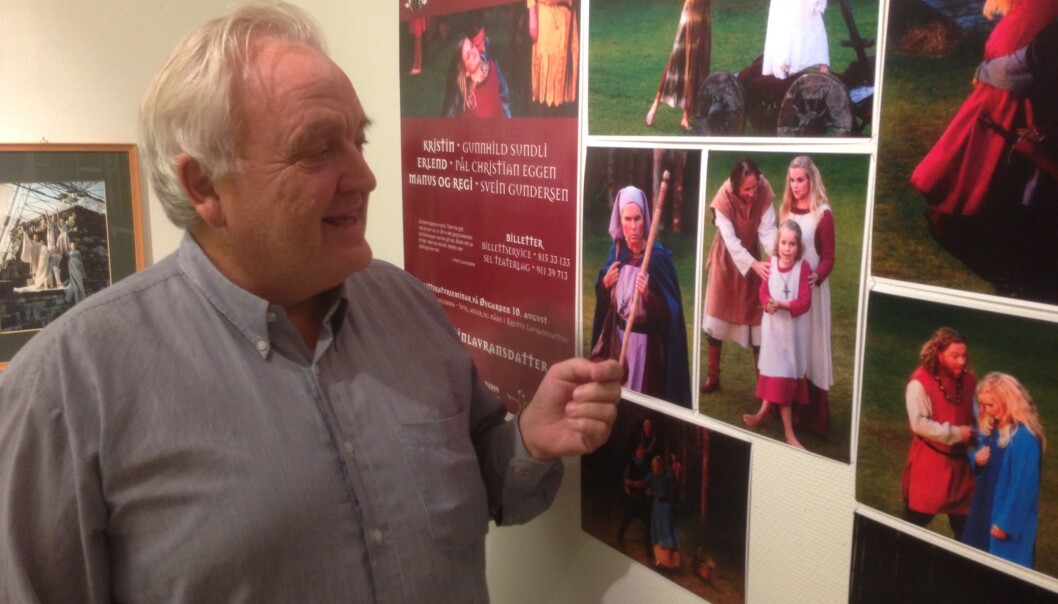 Svein Gundersen med en av sine siste produksjoner, Kristin Lavransdatter, som settes opp av Sel teaterlag, også neste sommer. Men all jobben teller ikke når forskningsaktiviteten til høgskolen skal registreres. Foto: Eva Tønnessen Svein Gundersen med en av sine siste produksjoner, Kristin Lavransdatter, som settes opp av Sel teaterlag, også neste sommer. Men all jobben teller ikke når forskningsaktiviteten til høgskolen skal registreres. Foto: Eva Tønnessen