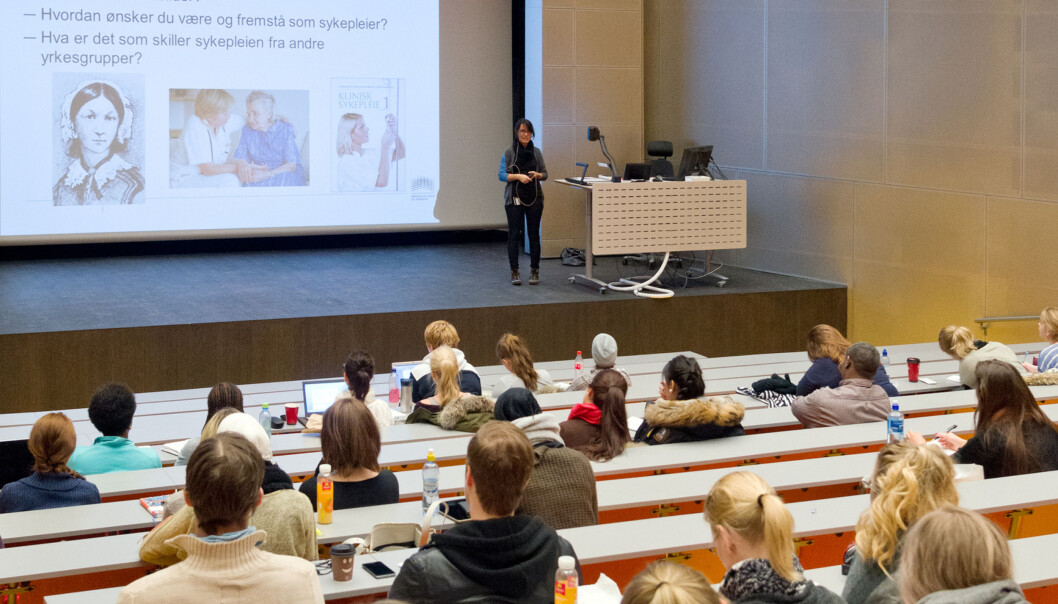 — Det som trengs for å utdanne flere sykepleiere er penger til flere stipendiatstillinger ved landets sykepleierutdanninger. Da vil vi kunne utdanne fremtidens sykepleiere som helsetjenestene sårt trenger, skriver innleggsforfatterne. — Det som trengs for å utdanne flere sykepleiere er penger til flere stipendiatstillinger ved landets sykepleierutdanninger. Da vil vi kunne utdanne fremtidens sykepleiere som helsetjenestene sårt trenger, skriver innleggsforfatterne.