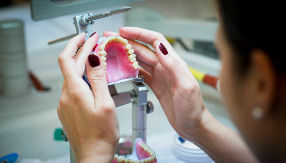 Arbeidet med tannproteser krever godt håndverk.