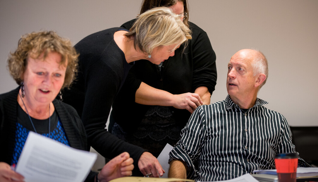 Styreleder og rektor ved Høgskolen i Oslo og Akershus, Kari Toverud Jensen, i samtale med Anton Havnes og Vibeke Bjarnø (delvis skjult) som begge fremmet alternative forslag til administrasjonens forslag om ikke å foreta seg noen ting i den såkalte karakterfastsettelses-saken. Ingen av forslagene fikk alminnelig flertall. Sittende til venstre: vararepresentant Tone Torgrimsby. Foto: Skjalg Bøhmer Vold Styreleder og rektor ved Høgskolen i Oslo og Akershus, Kari Toverud Jensen, i samtale med Anton Havnes og Vibeke Bjarnø (delvis skjult) som begge fremmet alternative forslag til administrasjonens forslag om ikke å foreta seg noen ting i den såkalte karakterfastsettelses-saken. Ingen av forslagene fikk alminnelig flertall. Sittende til venstre: vararepresentant Tone Torgrimsby. Foto: Skjalg Bøhmer Vold