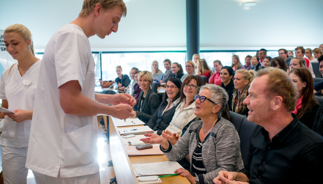 Finalistene Fredrik Arne Larsen og Areti Malakis fra gruppe 1 med løsningen «Team hjerterom» deler ut sjokoladehjerter til juryen. Prorektor Olgunn Ransedokken (i midten) blir også «bestukket». Foto: Skjalg Bøhmer Vold Finalistene Fredrik Arne Larsen og Areti Malakis fra gruppe 1 med løsningen «Team hjerterom» deler ut sjokoladehjerter til juryen. Prorektor Olgunn Ransedokken (i midten) blir også «bestukket». Foto: Skjalg Bøhmer Vold