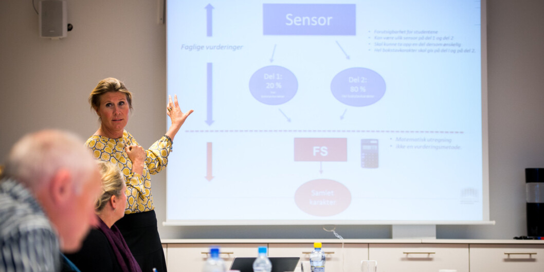 Studiedirektør Marianne Brattland gikk gjennom administrasjonens håndtering og syn på karakterfastsettelsessaken på dagens høgskolestyremøte. I forgrunnen til venstre Anton Havnes som fremmet et alternativ forslag. Foto: Skjalg Bøhmer Vold Studiedirektør Marianne Brattland gikk gjennom administrasjonens håndtering og syn på karakterfastsettelsessaken på dagens høgskolestyremøte. I forgrunnen til venstre Anton Havnes som fremmet et alternativ forslag. Foto: Skjalg Bøhmer Vold
