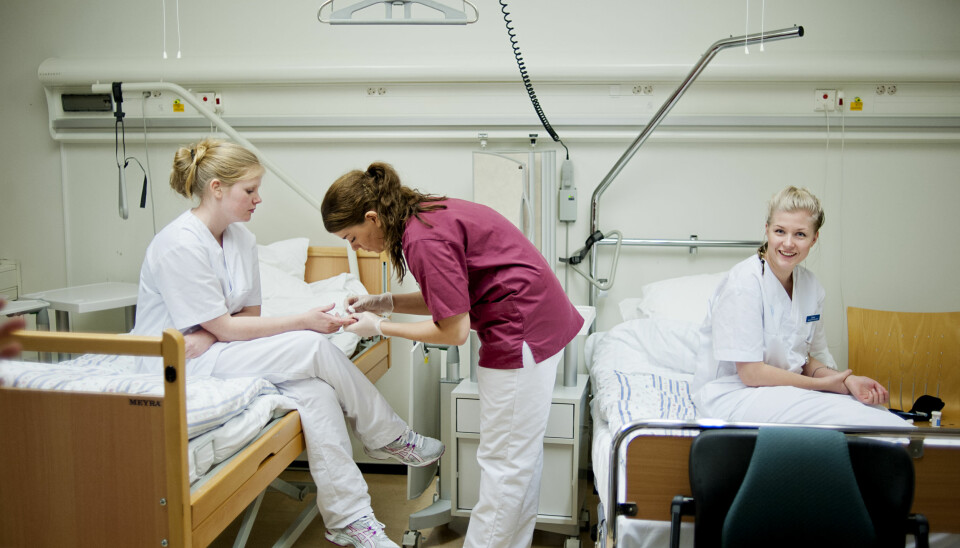 Sykepleiestudenters liter med faget anatomi, fysiologi og biokjemi. (Illustrasjonsfoto fra OsloMet, øvingspost).