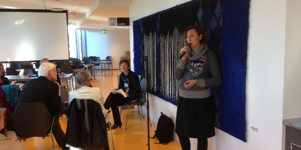 Prorektorene Frode Eika Sandnes og Olgunn Ransedokken var tilhørere da professor Anne Gerd Granås fortalte om sitt digitale nybrottsarbeid på medieseksjonens <span class="caps">MOOC</span>-møte. Foto: Eva Tønnessen Prorektorene Frode Eika Sandnes og Olgunn Ransedokken var tilhørere da professor Anne Gerd Granås fortalte om sitt digitale nybrottsarbeid på medieseksjonens <span class="caps">MOOC</span>-møte. Foto: Eva Tønnessen