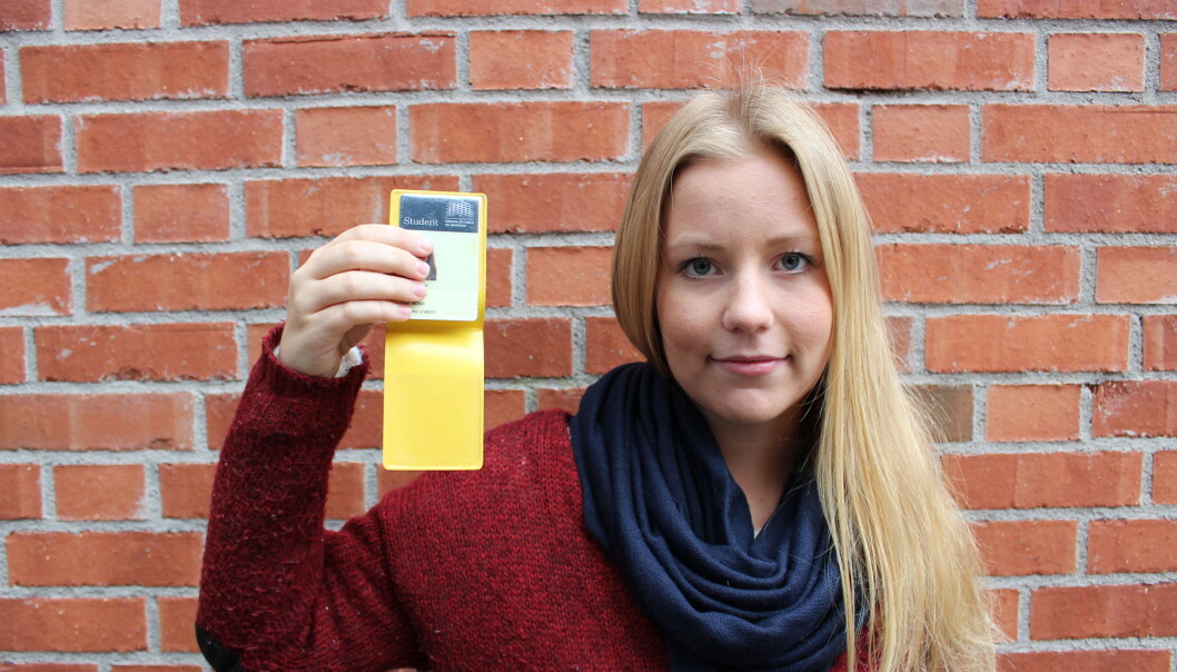 Førsteårsstudent Karen Setten har blitt stoppet i kontroll fire ganger på buss og bane og manglet kvittering for betalt semesteravgift hver gang. Foto: Ingvild Ytre-Arne Fjelltveit Førsteårsstudent Karen Setten har blitt stoppet i kontroll fire ganger på buss og bane og manglet kvittering for betalt semesteravgift hver gang. Foto: Ingvild Ytre-Arne Fjelltveit