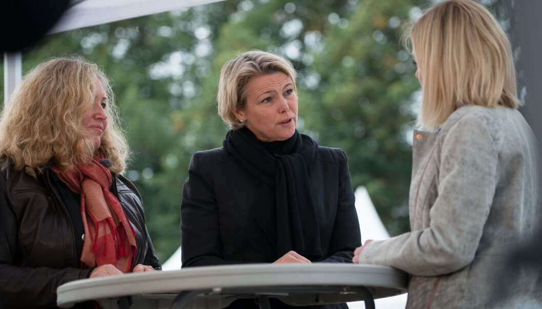 Høgskoledirektør Ann Elisabeth Wedø og rektor Kari Toverud Jensen spørres ut av rådgiver Kjersti Thoresen på HiOA direkte. Foto: Skjalg Bøhmer Vold Høgskoledirektør Ann Elisabeth Wedø og rektor Kari Toverud Jensen spørres ut av rådgiver Kjersti Thoresen på HiOA direkte. Foto: Skjalg Bøhmer Vold