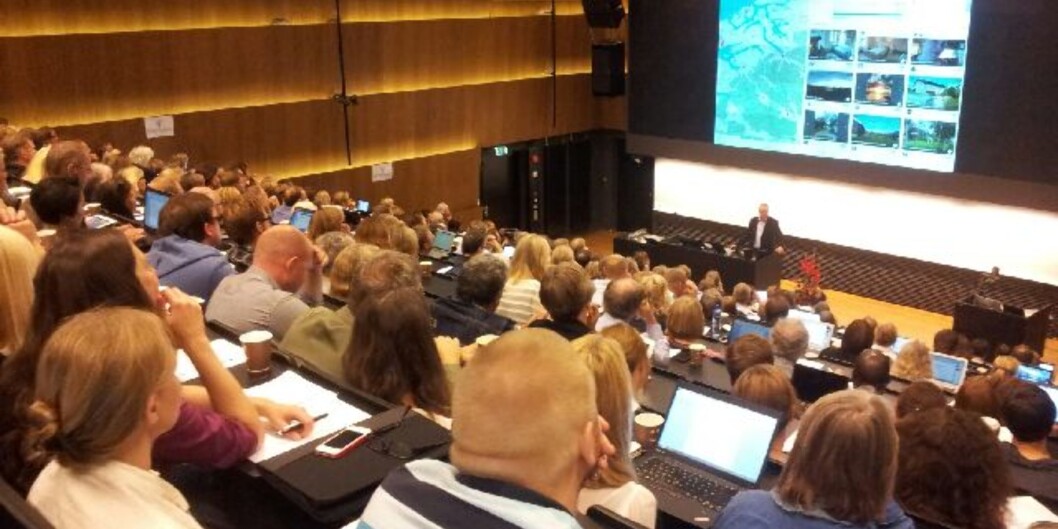 Fullt hus når Arne Krokan forteller om <span class="caps">MOOC</span> på den første store norske konferansen på temaet. Foto: Hege Larsen Fullt hus når Arne Krokan forteller om <span class="caps">MOOC</span> på den første store norske konferansen på temaet. Foto: Hege Larsen