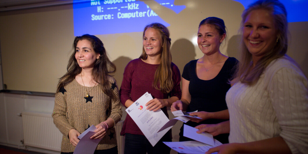 Fedia Kareem, Dorthe Schiørbeck, Jet Opbroek og Kaja Hauge Johansen vant førsteprisen på årets Innovation Camp på helsefag. Cesilie Friise var også med i vinnergruppa. Fedia Kareem, Dorthe Schiørbeck, Jet Opbroek og Kaja Hauge Johansen vant førsteprisen på årets Innovation Camp på helsefag. Cesilie Friise var også med i vinnergruppa.
