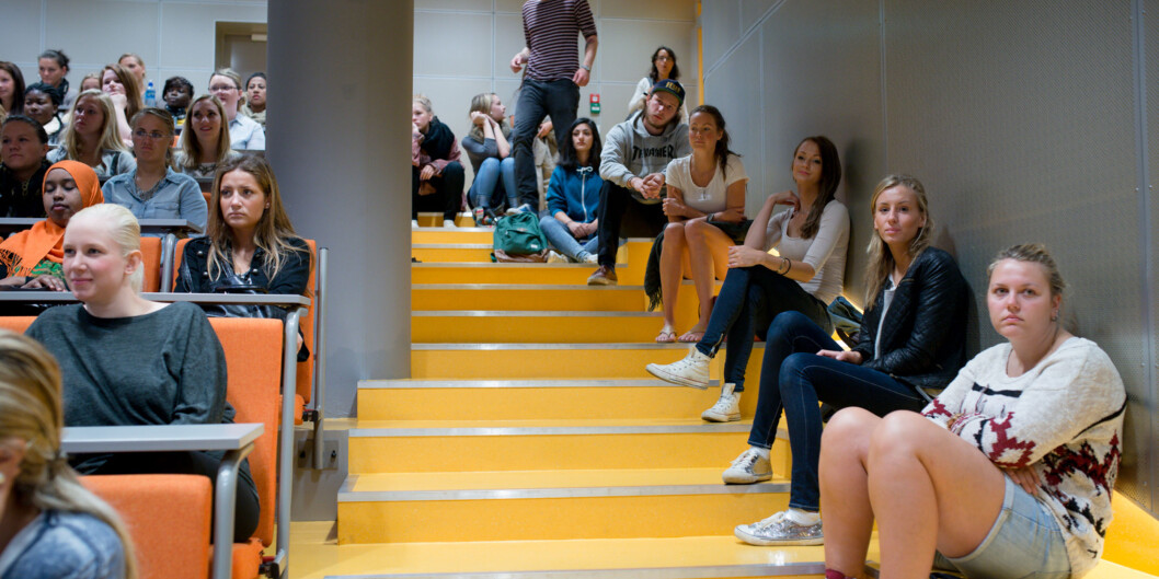 Mange måtte sitte i trappene under første forelesning på sykepleierstudiet i Pilestredet. I alt var det 101 flere studenter enn studieplasser på utdanningen ved studiestart. Foto: Skjalg Bøhmer Vold Mange måtte sitte i trappene under første forelesning på sykepleierstudiet i Pilestredet. I alt var det 101 flere studenter enn studieplasser på utdanningen ved studiestart. Foto: Skjalg Bøhmer Vold
