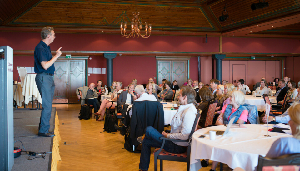 Pr-guru Hans Geelmuyden prediker lidenskap og kommunikasjonsglede for vel 100 ledere ved Høgskolen i Oslo og Akershus. Foto: Skjalg Bøhmer Vold