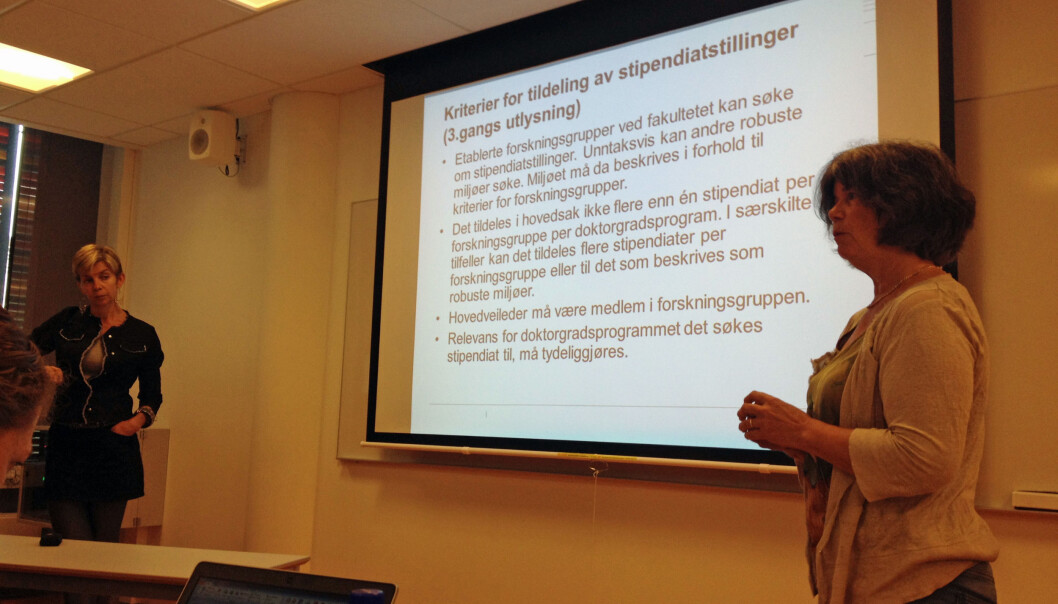 Dekan Nina Waaler og prodekan og FoU-leder Trine B. haugen på allmøtet for atferdsanalyse i juni. Programledelsen for atferdsvitenskap er bekymret for at hele deres program settes i fare med de stipendiatforsinkelser som nå skjer. Foto: Tove Lie Dekan Nina Waaler og prodekan og FoU-leder Trine B. haugen på allmøtet for atferdsanalyse i juni. Programledelsen for atferdsvitenskap er bekymret for at hele deres program settes i fare med de stipendiatforsinkelser som nå skjer. Foto: Tove Lie