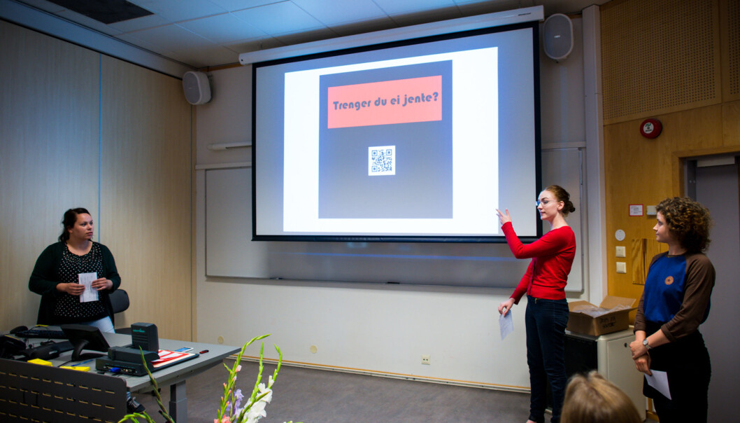 «Trenger du ei jente?» er navnet på vinnerforslaget på årets gründercamp ved Institutt for estetiske fag. De kreative sjelene bak forslaget er Regina Pedersen, Melinda Linseth og Berit Guvsam. Foto: Skjalg Bøhmer Vold «Trenger du ei jente?» er navnet på vinnerforslaget på årets gründercamp ved Institutt for estetiske fag. De kreative sjelene bak forslaget er Regina Pedersen, Melinda Linseth og Berit Guvsam. Foto: Skjalg Bøhmer Vold