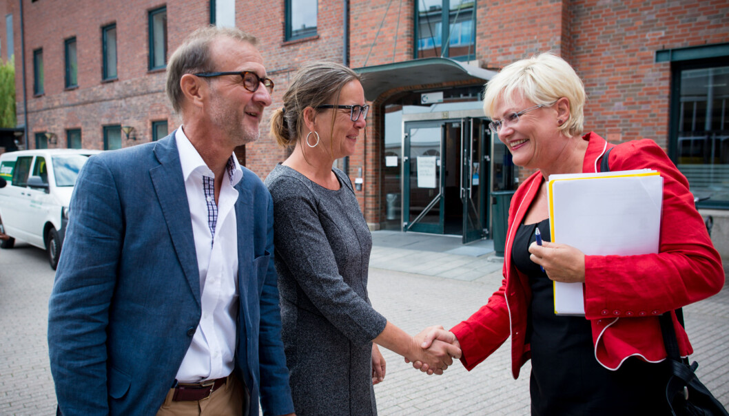 — Det er ikke noe merkelig i at menn tar en barnehagelærerutdanning hvor målgruppa er de yngste barna. Snarere er det utdatert å tenke det motsatte, sier instituttleder for barnehagelærerutdanninga, Mette Tollefsrud. Her tar hun og dekan Knut Patrick Hanevik i mot statsrådbesøk av Kristin Halvorsen ved studiestart. Foto: Skjalg Bøhmer Vold — Det er ikke noe merkelig i at menn tar en barnehagelærerutdanning hvor målgruppa er de yngste barna. Snarere er det utdatert å tenke det motsatte, sier instituttleder for barnehagelærerutdanninga, Mette Tollefsrud. Her tar hun og dekan Knut Patrick Hanevik i mot statsrådbesøk av Kristin Halvorsen ved studiestart. Foto: Skjalg Bøhmer Vold