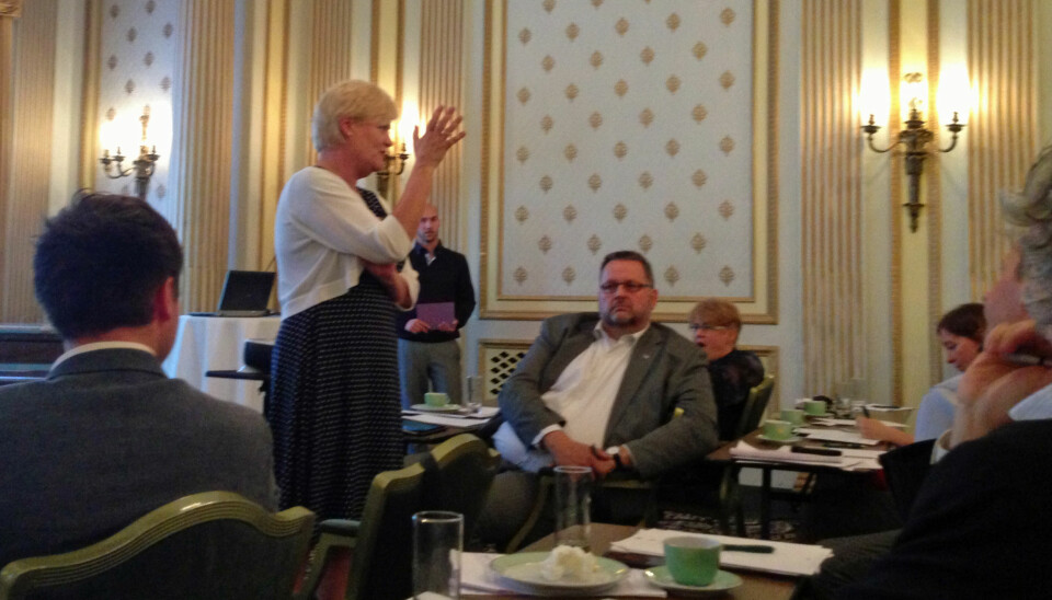 Kristin Halvorsen svarer på spørsmål om y-veier og opptak under NOKUTs frokostmøtet. Høyres Svein Harberg gjør seg klar til paneldebatt. Foto: Eva Tønnessen