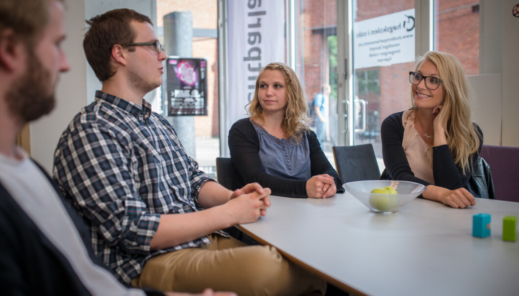 Philip Stampe (t.v), Torbjørn Jonassen, Eline Stølan og Suzanne Nordgård ønsker å gjøre noe slik at færre nye studenter som begynner på høgskolen slutter etter kort tid. Foto: Skjalg Bøhmer Vold Philip Stampe (t.v), Torbjørn Jonassen, Eline Stølan og Suzanne Nordgård ønsker å gjøre noe slik at færre nye studenter som begynner på høgskolen slutter etter kort tid. Foto: Skjalg Bøhmer Vold