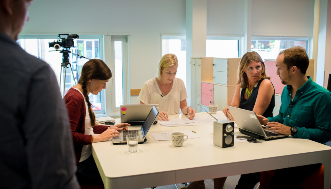 Stor aktivitet på HiOA på den store opptaksdagen. Rådgiverne (fra venstre) Ingvild Straume, Kjersti Thoresen og Andreas Blaauw Hval forklarer tall og fakta sammen med studiedirektør Marianne Brattland (nummer to fra høyre) for interesserte seere via HiOA direkte. Foto: Skjalg Bøhmer Vold Stor aktivitet på HiOA på den store opptaksdagen. Rådgiverne (fra venstre) Ingvild Straume, Kjersti Thoresen og Andreas Blaauw Hval forklarer tall og fakta sammen med studiedirektør Marianne Brattland (nummer to fra høyre) for interesserte seere via HiOA direkte. Foto: Skjalg Bøhmer Vold