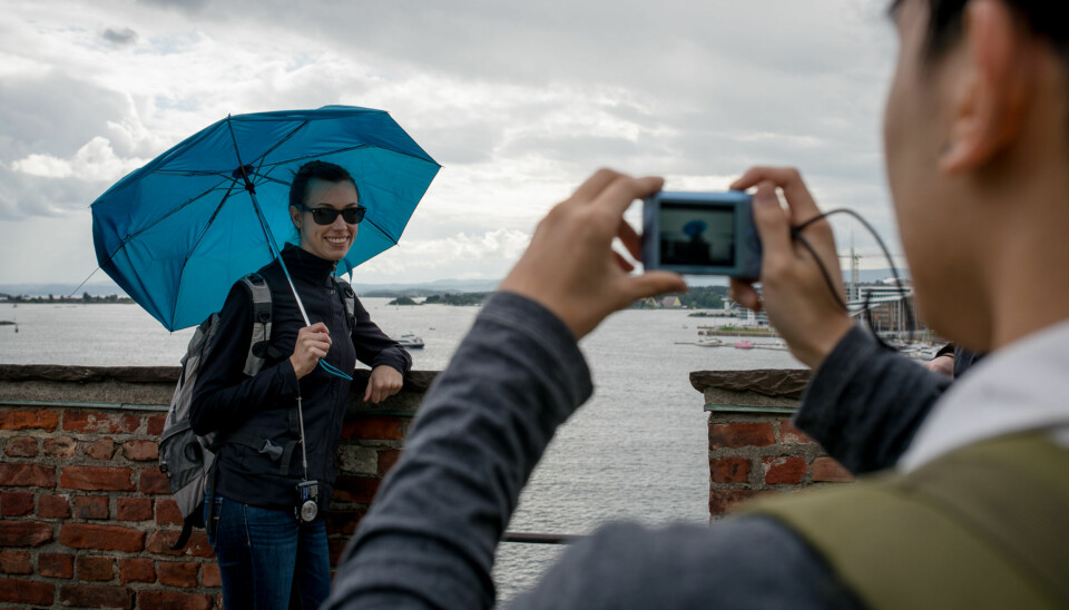 Sommerskolestudent Alison Senior (t.v) og medstudent og fotograf Thanh Dinh inntar turist-Oslo, med en intensjon og å også gjøre en faglig innsats denne sommeren. Foto: Skjalg Bøhmer Vold