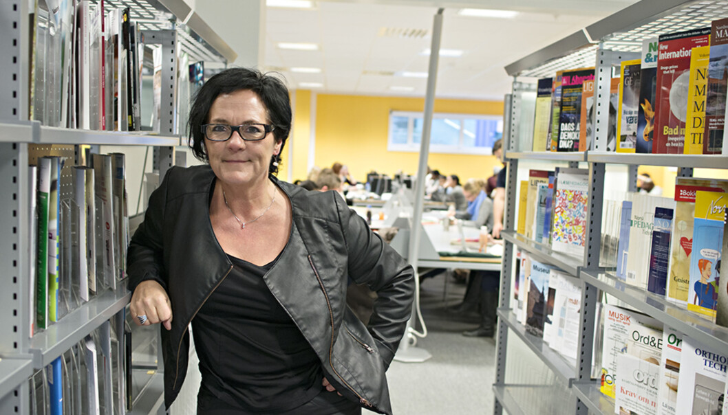 — Har du smarttelefon, nettbrett eller pc så kan du lese Khrono i ferien også, sier ansvarlig redaktør, Tove Lie, som lover daglige oppdateringer av nettavisen i sommer. Foto: Jon-Are Berg-Jacobsen — Har du smarttelefon, nettbrett eller pc så kan du lese Khrono i ferien også, sier ansvarlig redaktør, Tove Lie, som lover daglige oppdateringer av nettavisen i sommer. Foto: Jon-Are Berg-Jacobsen