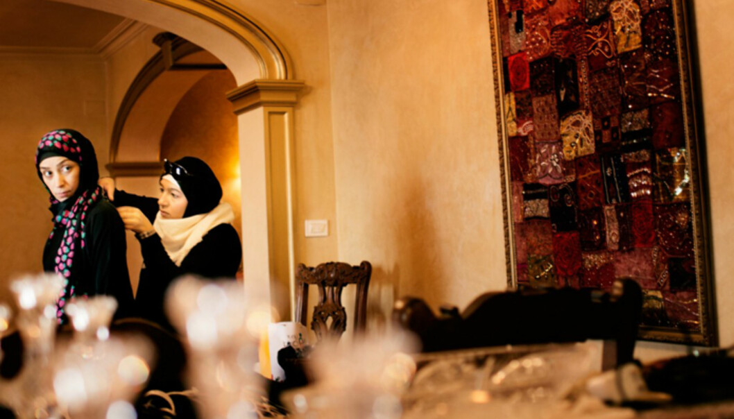 Når Heba og Maye lager en ny kolleksjon, har de to kilder til inspirasjon: Koranen og Instagram. I prosjektet «Svart, fargerik» møter du to klesdesignere som ved å gjøre abayaene moteriktige, håper at flere unge kvinner vil få mot til å dekke seg til. Foto: Torunn Brånå