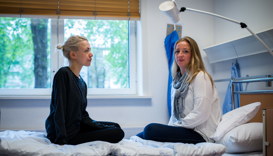 Kristin Wæhle Ask og Benedicte Sjølander tar bachelor i sykepleie over fire år. De er veldig fornøyd med høgskolens studietilbud, men tilsvarende lite fornøyd med regler for studielån og krav om tilbakebetaling når du er deltidsstudent. Foto: Skjalg Bøhmer Vold Kristin Wæhle Ask og Benedicte Sjølander tar bachelor i sykepleie over fire år. De er veldig fornøyd med høgskolens studietilbud, men tilsvarende lite fornøyd med regler for studielån og krav om tilbakebetaling når du er deltidsstudent. Foto: Skjalg Bøhmer Vold