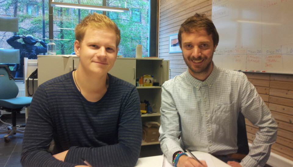 Penn og papir er ikke arbeidsverktøy man møter mye av i arbeidslivet, mener studentene Mikkel Brattset Oddum (t.v.) og Viktor Johansson. Foto: Hege Larsen