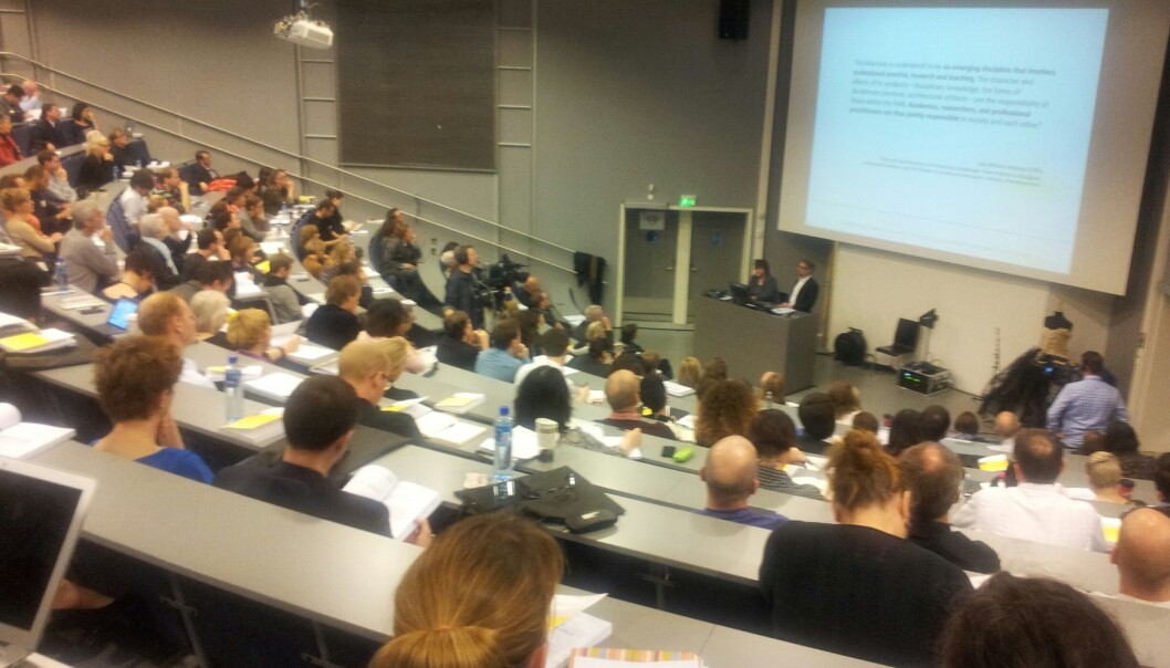Forskere fra 40 land fylte auditoriet i Pilestredet 35 under åpningen av forskningskonferansen om designopplæring onsdag. Foto: Hege Larsen Forskere fra 40 land fylte auditoriet i Pilestredet 35 under åpningen av forskningskonferansen om designopplæring onsdag. Foto: Hege Larsen
