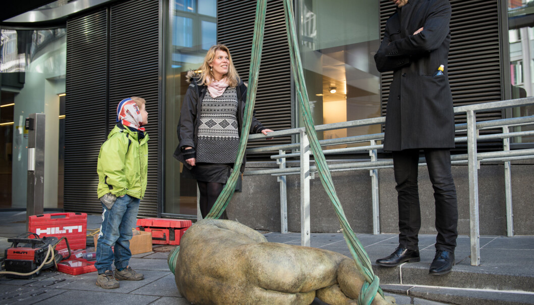 Kunstner Christine Aspelund med nevø Torstein (7) som støtte, i samtale med Ståle Stenslie om plasseringen av skulpturen Lying low (male nude) for høgskolens nye helsefagbygg, Andrea Arntzens hus, Pilestredet 32. Foto: Skjalg Bøhmer Vold Kunstner Christine Aspelund med nevø Torstein (7) som støtte, i samtale med Ståle Stenslie om plasseringen av skulpturen Lying low (male nude) for høgskolens nye helsefagbygg, Andrea Arntzens hus, Pilestredet 32. Foto: Skjalg Bøhmer Vold